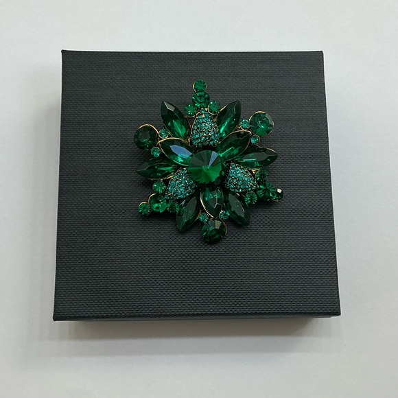 Green Flower/Snowflake Brooch /Pendant - Picture 3 of 6